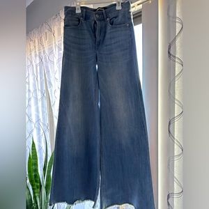 High waist wide leg light wash denim. Has extra strecth Wore once.